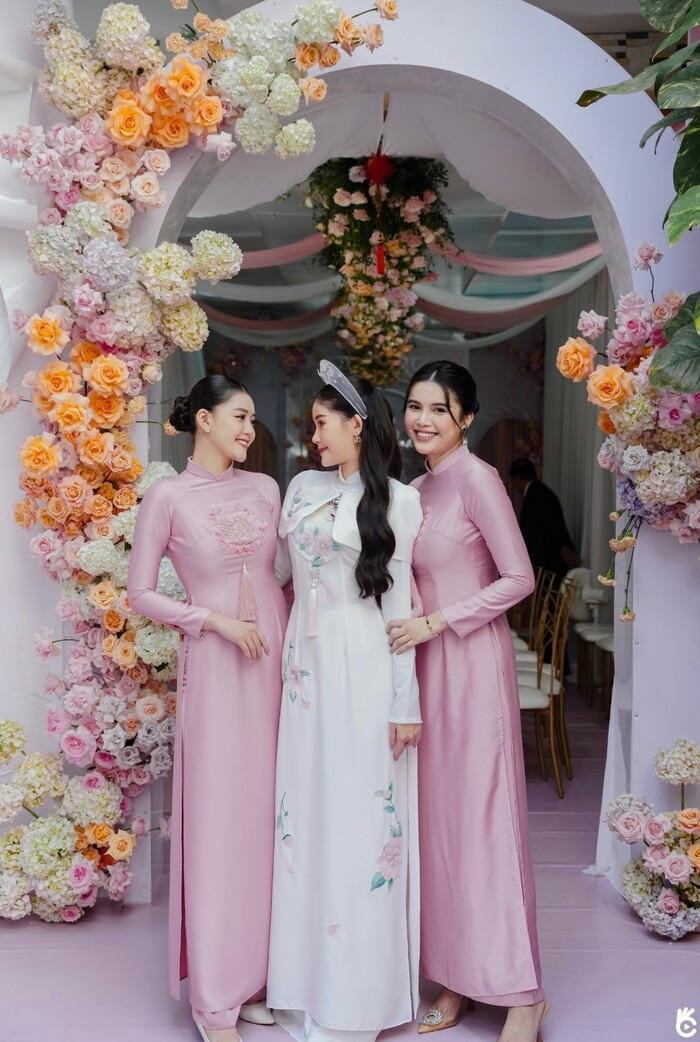Người đẹp Nguyễn Thị Diệu Thùy, Đặng Thanh Ngân và một số người bạn làm phù dâu trong lễ vu quy của Lê Âu Ngân Anh.