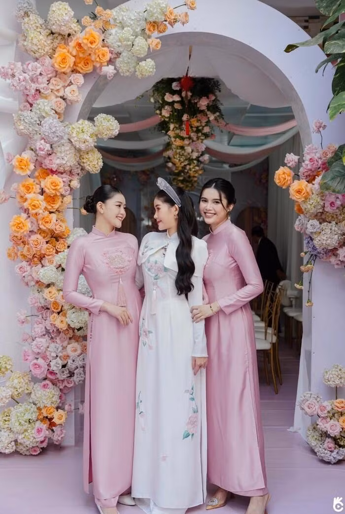 Người đẹp Nguyễn Thị Diệu Thùy, Đặng Thanh Ngân và một số người bạn làm phù dâu trong lễ vu quy của Lê Âu Ngân Anh.