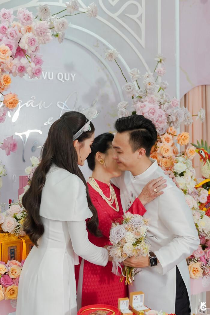 Khoảnh khắc xúc động của cô dâu - chú rể.