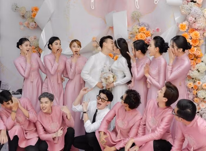 Cả hai có khoảnh khắc ngọt ngào trước sự chứng kiến của gia đình, bạn bè.