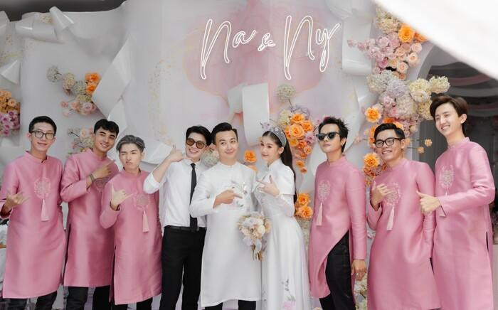 Chú rể Tô Ny gây ấn tượng với biểu cảm &quot;tươi như hoa&quot; bên cạnh phù rể quy tụ những gương mặt điển trai không kém.