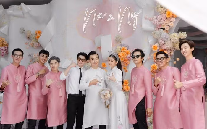 Chú rể Tô Ny gây ấn tượng với biểu cảm "tươi như hoa" bên cạnh phù rể quy tụ những gương mặt điển trai không kém.