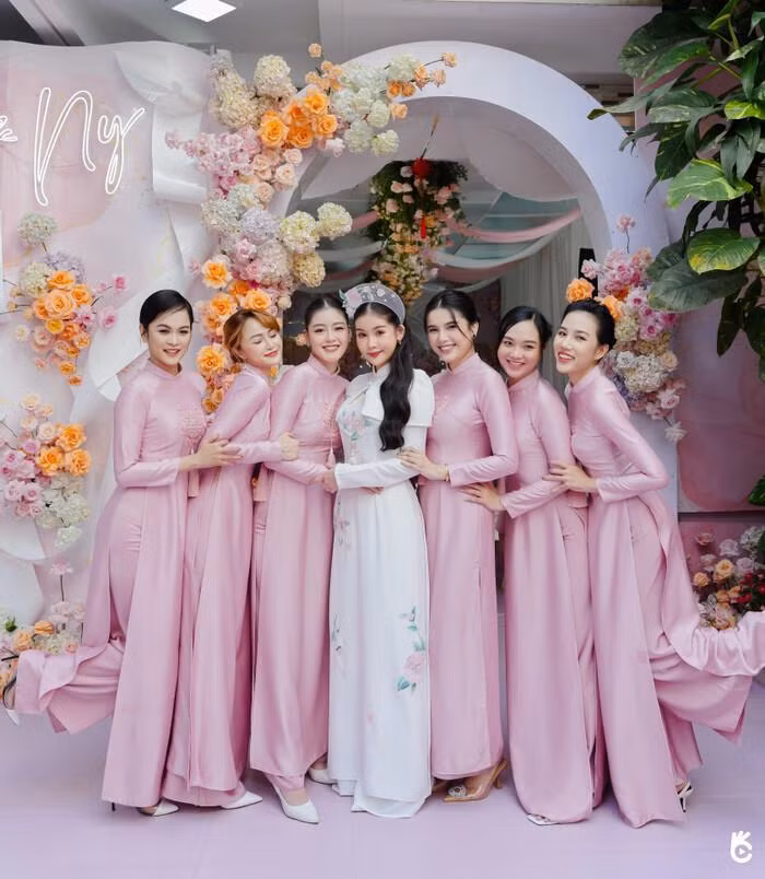 Dàn mỹ nhân bê tráp nhà gái diện trang phục với tone màu hồng làm chủ đạo.