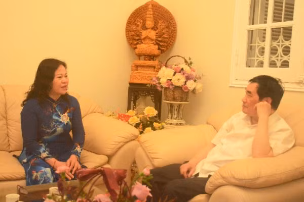 Thứ trưởng Ngô Thị Minh thăm và chúc mừng GS Đào Trọng Thi.