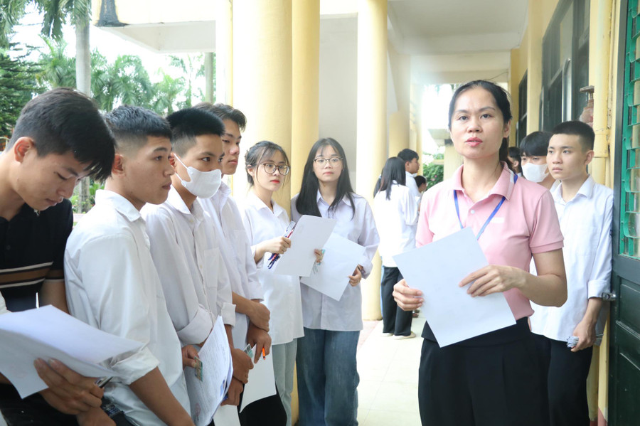 Thí sinh tại điểm thi trường THPT Gang Thép (TP Thái Nguyên) bước vào môn thi đầu tiên. Thí sinh tại điểm thi trường THPT Gang Thép (TP Thái Nguyên) bước vào môn thi đầu tiên.
