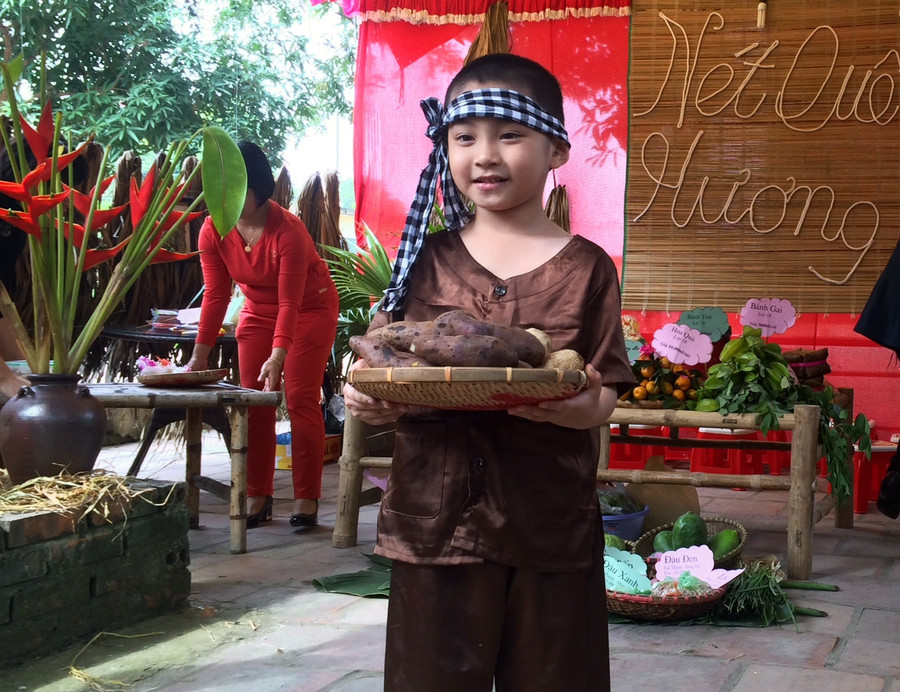 Em Thiệu Anh- học sinh lớp 1 tự tin bán hàng trong Hội chợ quê.