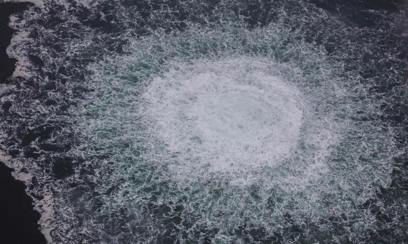 Bọt khí gas trào lên mặt biển từ đoạn vỡ của tuyến đường ống dẫn khí đốt Nord Stream Bọt khí gas trào lên mặt biển từ đoạn vỡ của tuyến đường ống dẫn khí đốt Nord Stream