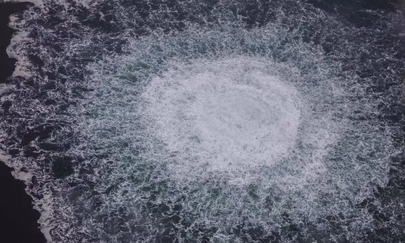 Bọt khí gas trào lên mặt biển từ đoạn vỡ của tuyến đường ống dẫn khí đốt Nord Stream