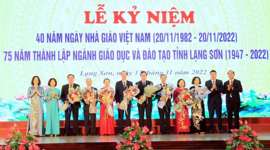 Lãnh đạo tỉnh Lạng Sơn tặng hoa tri ân các thế hệ nhà giáo qua các thời kỳ.