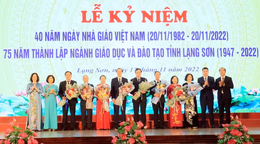 Lãnh đạo tỉnh Lạng Sơn tặng hoa tri ân các thế hệ nhà giáo qua các thời kỳ.