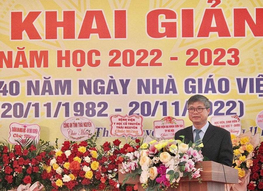 PGS.TS Trần Thanh Vân, Phó Giám đốc Đại học Thái Nguyên chúc mừng nhà trường.