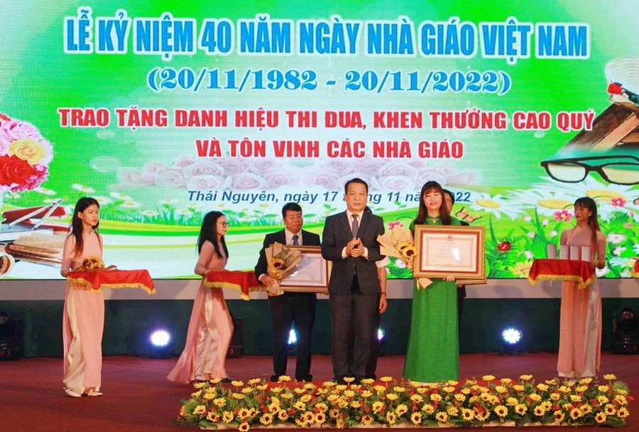 GS.TS Phạm Hồng Quang, Chủ tịch Hội đồng Đại học Thái Nguyên trao Bằng khen của Thủ tướng Chính phủ cho các thầy, cô giáo. GS.TS Phạm Hồng Quang, Chủ tịch Hội đồng Đại học Thái Nguyên trao Bằng khen của Thủ tướng Chính phủ cho các thầy, cô giáo.