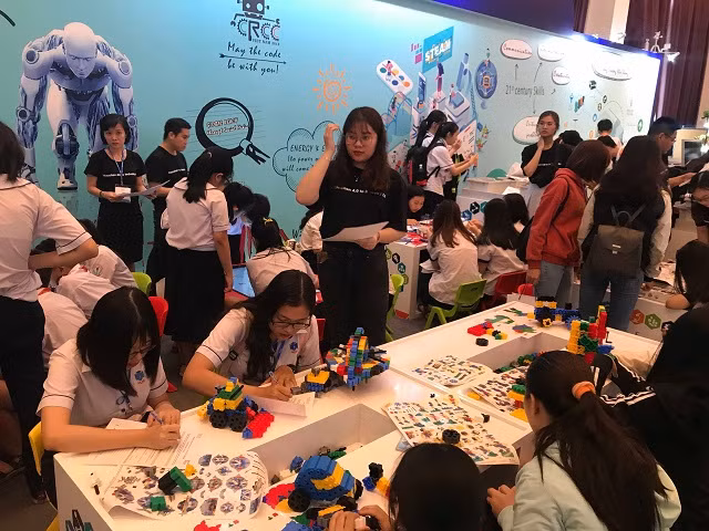 Học sinh tham gia trải nghiệm các ứng dụng công nghệ trong nhà trường tại triển lãm