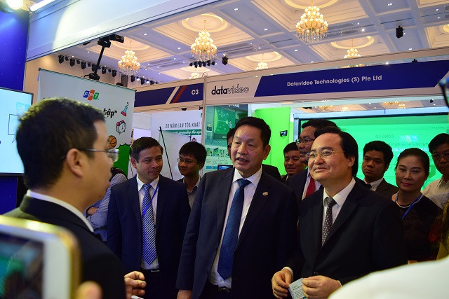 Bộ trưởng Phùng Xuân Nhạ tham quan gian hàng của tập đoàn FPT