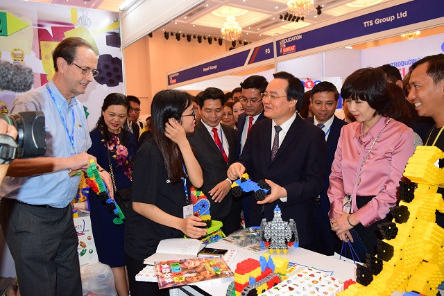 Trao đổi về sản phẩm của một đơn vị nước ngoài tham gia tại triển lãm BESS Việt Nam 2019