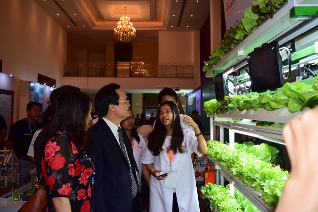 Bộ trưởng Phùng Xuân Nhạ tham quan một sản phẩm NCKH tích hợp công nghệ của sinh viên tại triển lãm