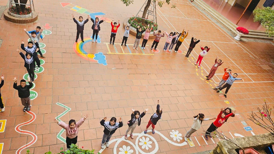 Trẻ rất hào hứng khi được chơi trên sân trường với những hình khối, trò chơi khác nhau.