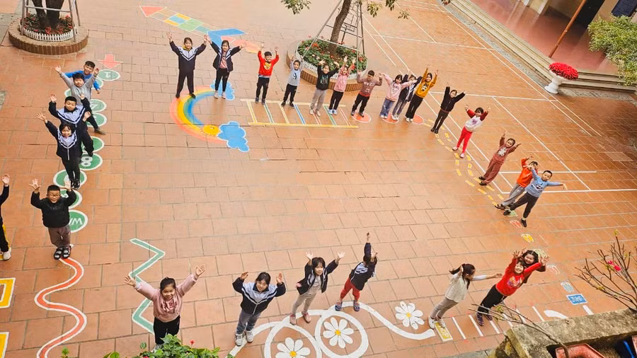 Trẻ rất hào hứng khi được chơi trên sân trường với những hình khối, trò chơi khác nhau.