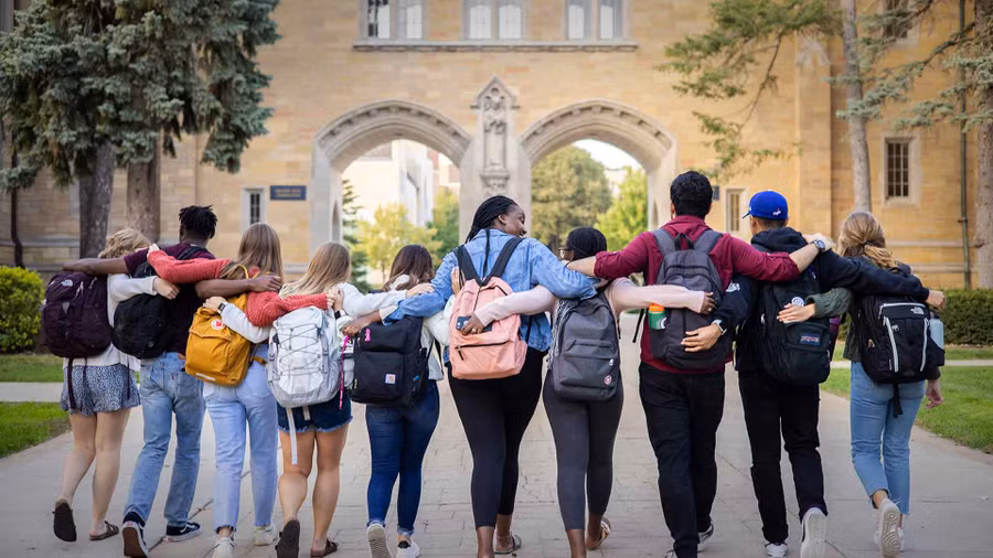 Một số nghiên cứu khoa học đã phát hiện việc thông thạo nhiều ngôn ngữ giúp cải thiện khả năng ra quyết định và khả năng tập trung. (Ảnh: ITN)