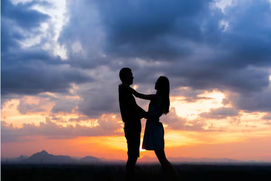 Tình yêu luôn đẹp và lãng mạn, nó khiến bạn nhìn thế giới qua cặp kính màu hồng. (Ảnh: ITN).