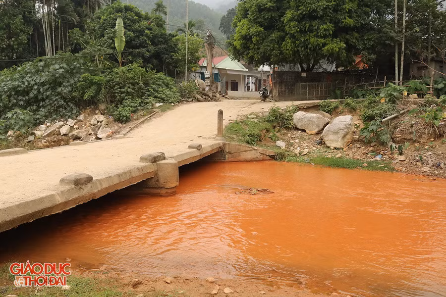 Nước sông bị ô nhiễm khiến người dân không thể lấy để sinh hoạt và tưới tiêu. Ảnh: Phạm Tâm