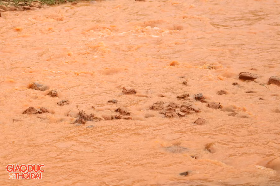 Dòng sông đỏ ngầu quanh năm. Ảnh Phạm Tâm