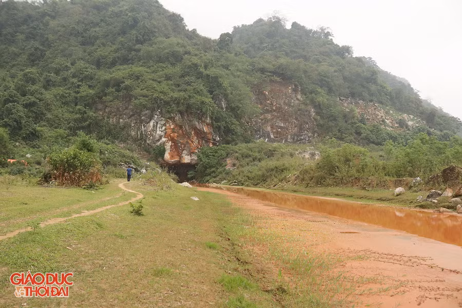 Hang động tại bản Giuộc, xã Liên Hợp là nơi dòng sông Nậm Tôn phát lộ. Ảnh: Phạm Tâm