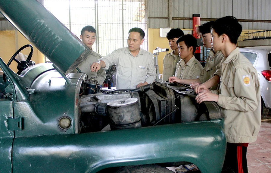 Buổi thực hành Lớp Công nghệ ô tô, Trường Cao đẳng Nghề Kỹ thuật - Công nghệ Tuyên Quang.