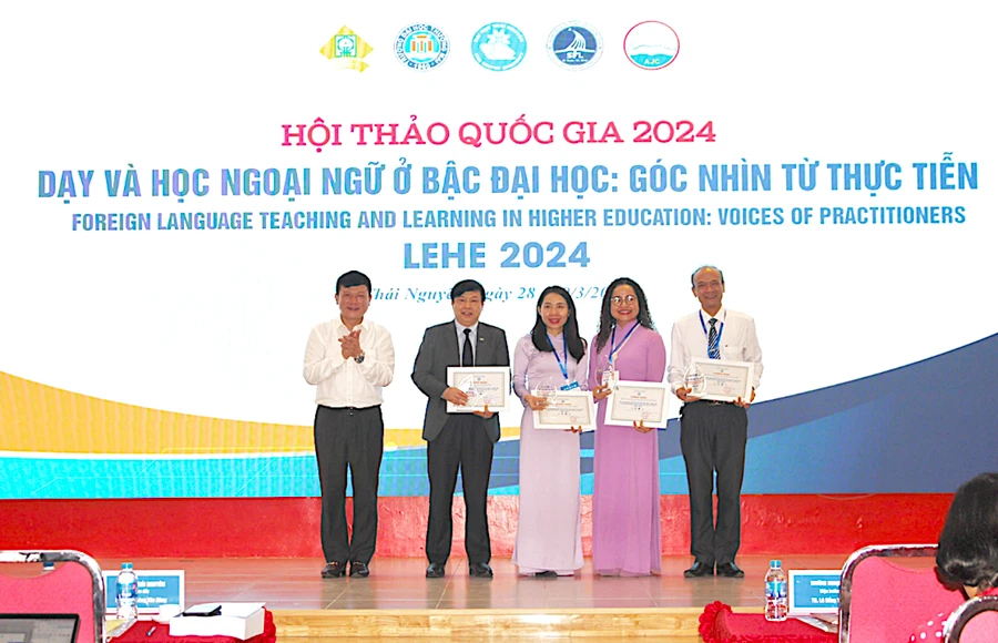 PGS.TS Hoàng Văn Hùng, Giám đốc Đại học Thái Nguyên trao biểu trưng và chứng nhận cho các đơn vị đồng tổ chức.