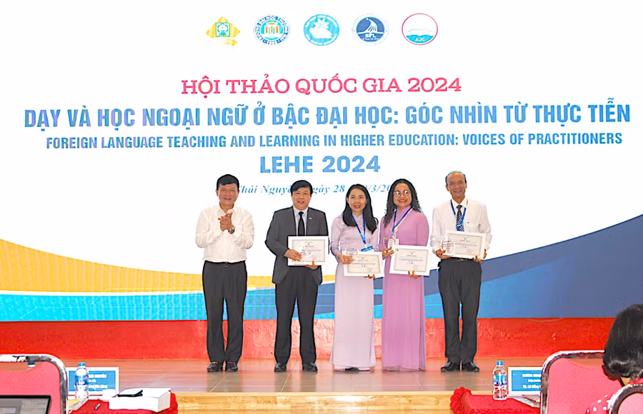 PGS.TS Hoàng Văn Hùng, Giám đốc Đại học Thái Nguyên trao biểu trưng và chứng nhận cho các đơn vị đồng tổ chức.