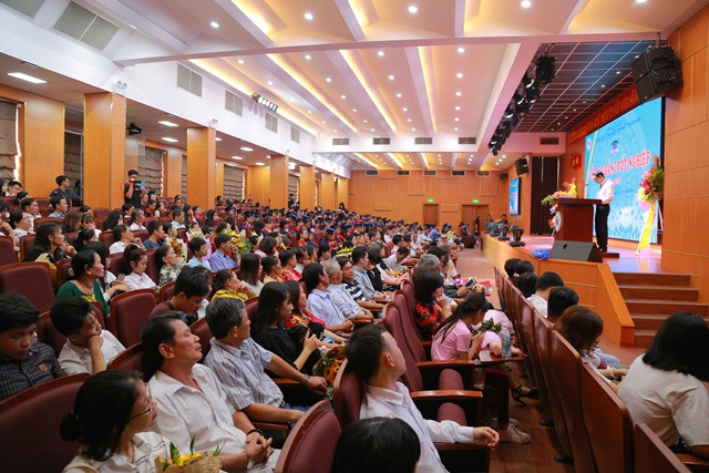 Đông đảo phụ huynh, sinh viên trong ngày vui tốt nghiệp