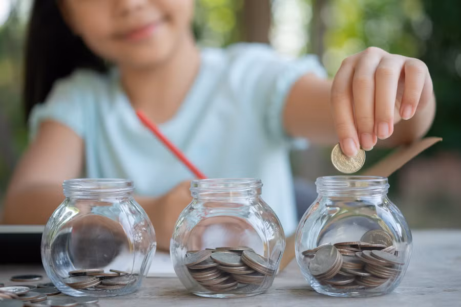 Bằng cách dạy trẻ tiết kiệm, trẻ sẽ biết quý trọng số tiền mình có. (Ảnh: ITN).