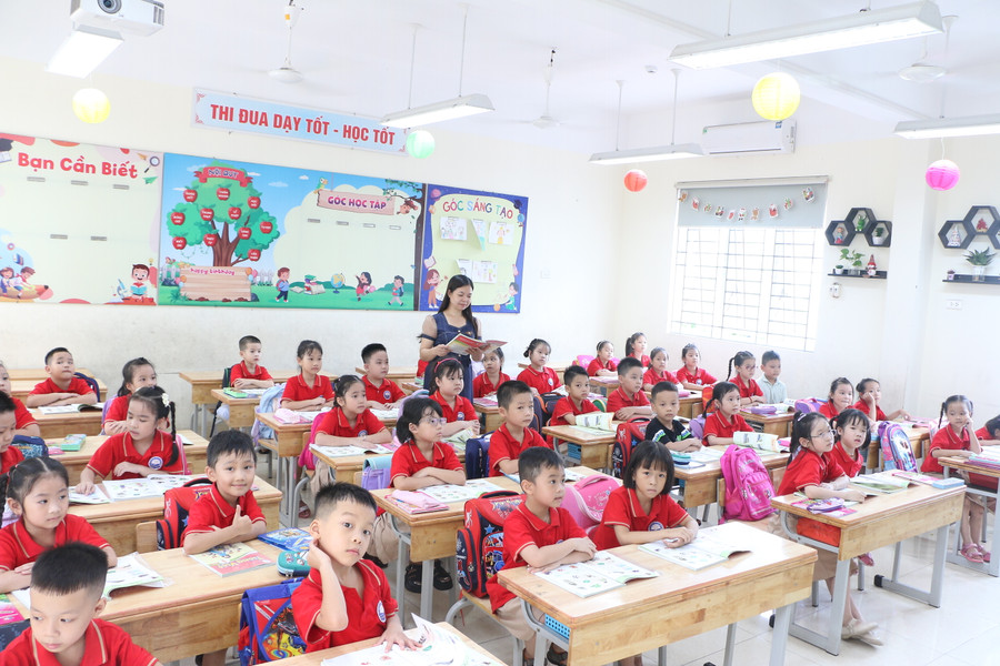 Tại mỗi lớp của Trường Tiểu học Ngũ Hiệp đều được trang bị máy chiếu đầy đủ. Tại mỗi lớp của Trường Tiểu học Ngũ Hiệp đều được trang bị máy chiếu đầy đủ.