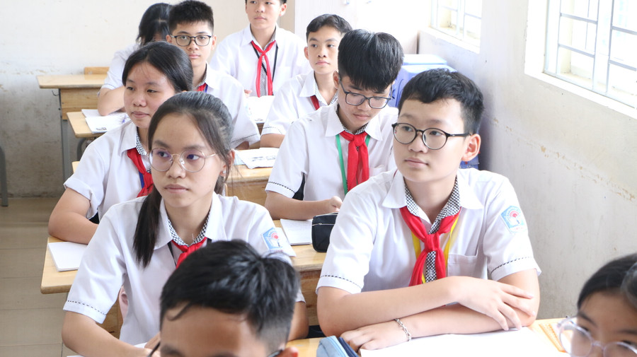 Nhờ công nghệ nên học sinh cuốn hút vào bài giảng của cô giáo hơn. Nhờ công nghệ nên học sinh cuốn hút vào bài giảng của cô giáo hơn.