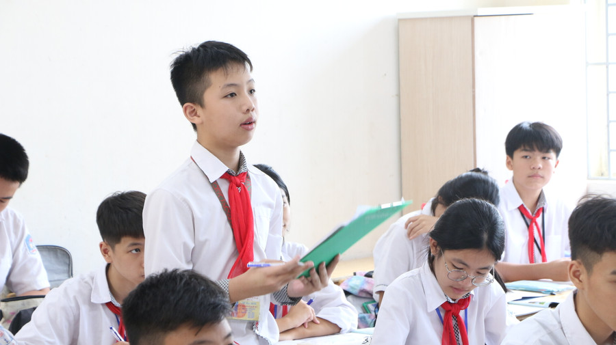 Học sinh hào hứng tham gia trả lời câu hỏi của cô giáo trên lớp. Học sinh hào hứng tham gia trả lời câu hỏi của cô giáo trên lớp.