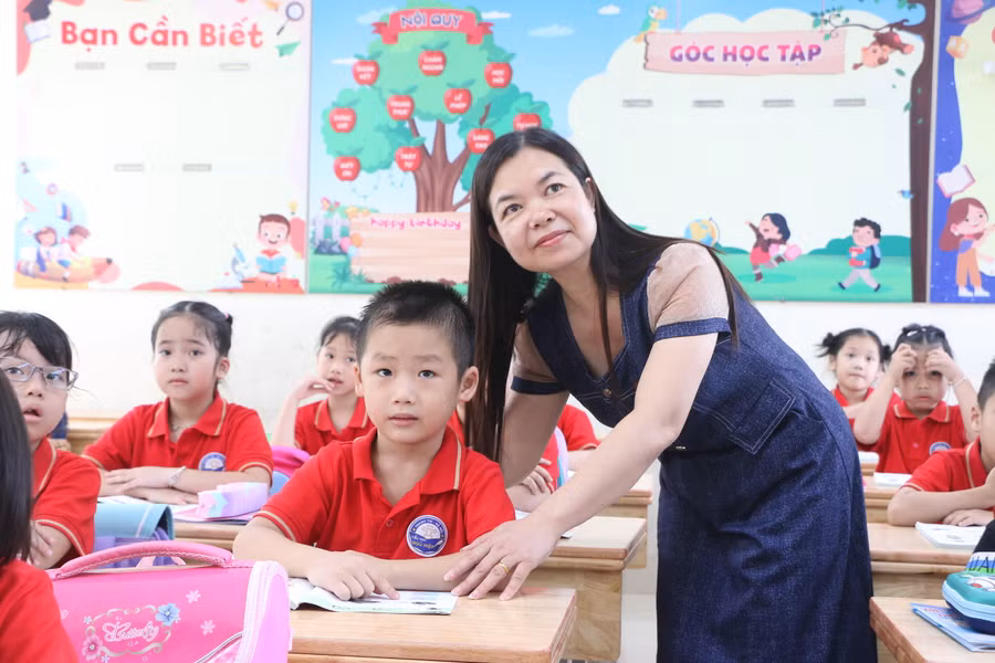 Cô Trần Tú Quyên trong giờ giảng bài trên lớp cho học sinh.