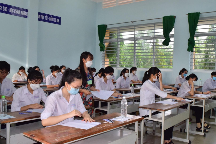 Học sinh Tây Ninh chuẩn bị vào giờ làm bài. Học sinh Tây Ninh chuẩn bị vào giờ làm bài.