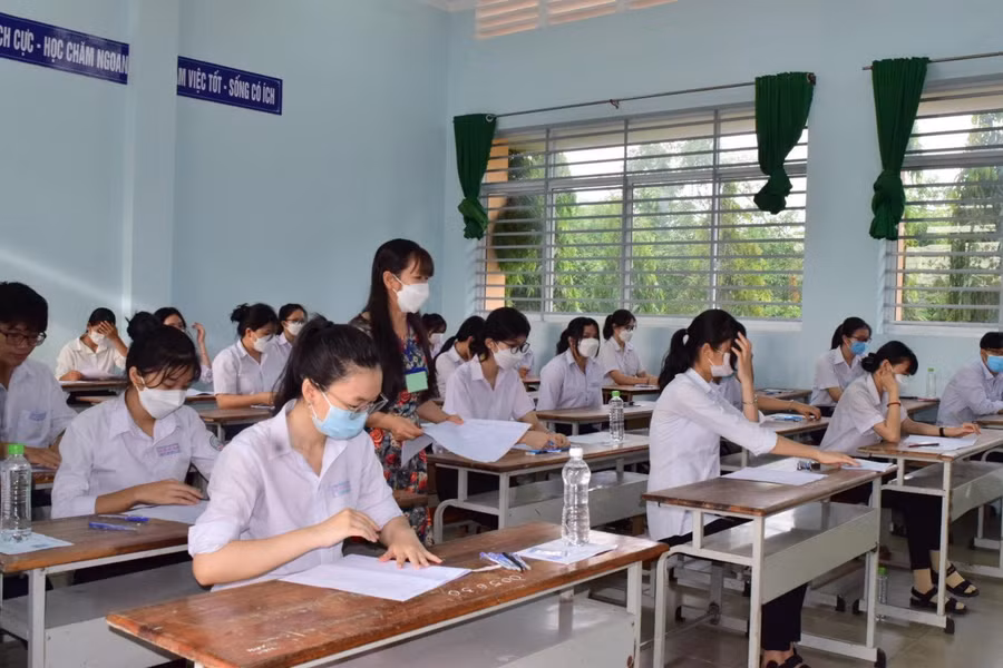 Học sinh Tây Ninh chuẩn bị vào giờ làm bài.