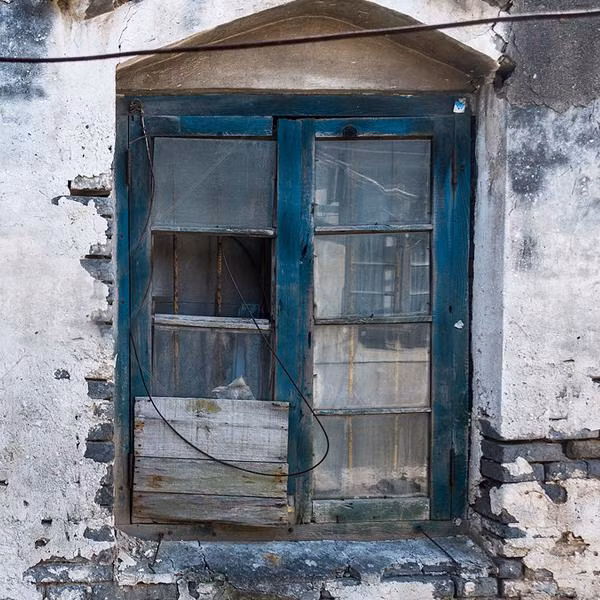 Sàn ban công mọc rong rêu, nổi mốc là yếu tố thất thoát trong phong thủy. (Ảnh minh họa).