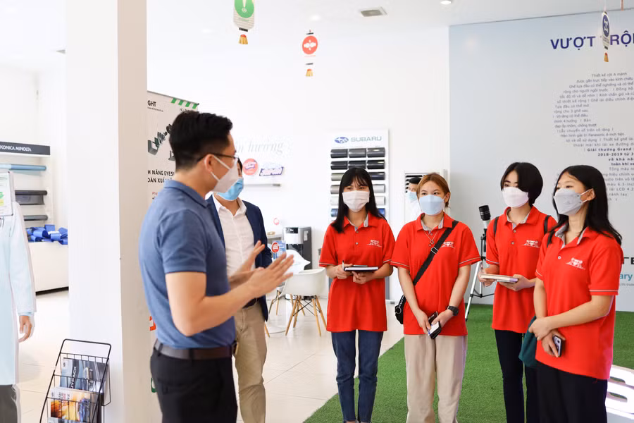 Sinh viên tham quan doanh nghiệp ngay từ năm thứ nhất