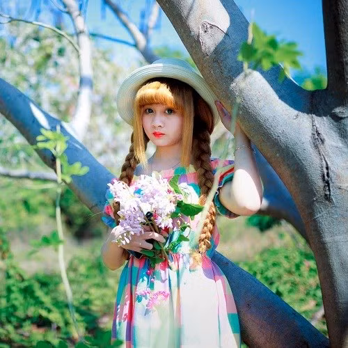 Những ngày qua, cư dân mạng không ngừng "lùng sục" cô gái có tên Tuyết Mai Trần bởi vẻ đẹp đáng yêu trong sáng như thiên thần.