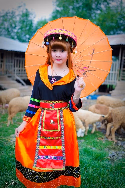 Cô nàng tên thật là Trần Thị Tuyết Mai, 21 tuổi, sinh ra và lớn lên tại Gia Lai. Hiện là nữ sinh năm 3, chuyên ngành Kế toán của một trường Đại học ở Đồng Nai.