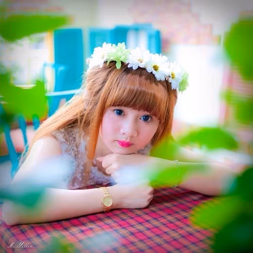 Cô dành thời gian rãnh rỗi của mình vào việc tự trang điểm và làm đẹp của bản thân để giới thiệu với cộng động trên youtube về cách thức làm đẹp.