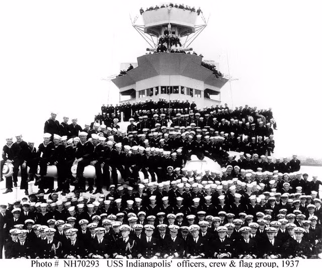  Thủy thủ trên tàu USS Indianapoli 