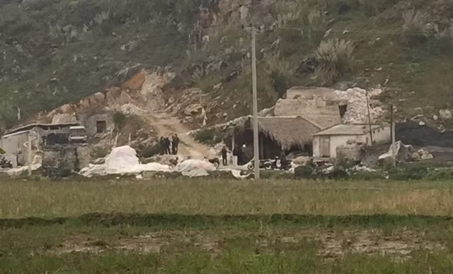 Hiện trường xảy ra vụ tai nạn thương tâm khiến 8 người chết, 1 người nguy kịch cách khu dân cư khoảng hơn 200m.