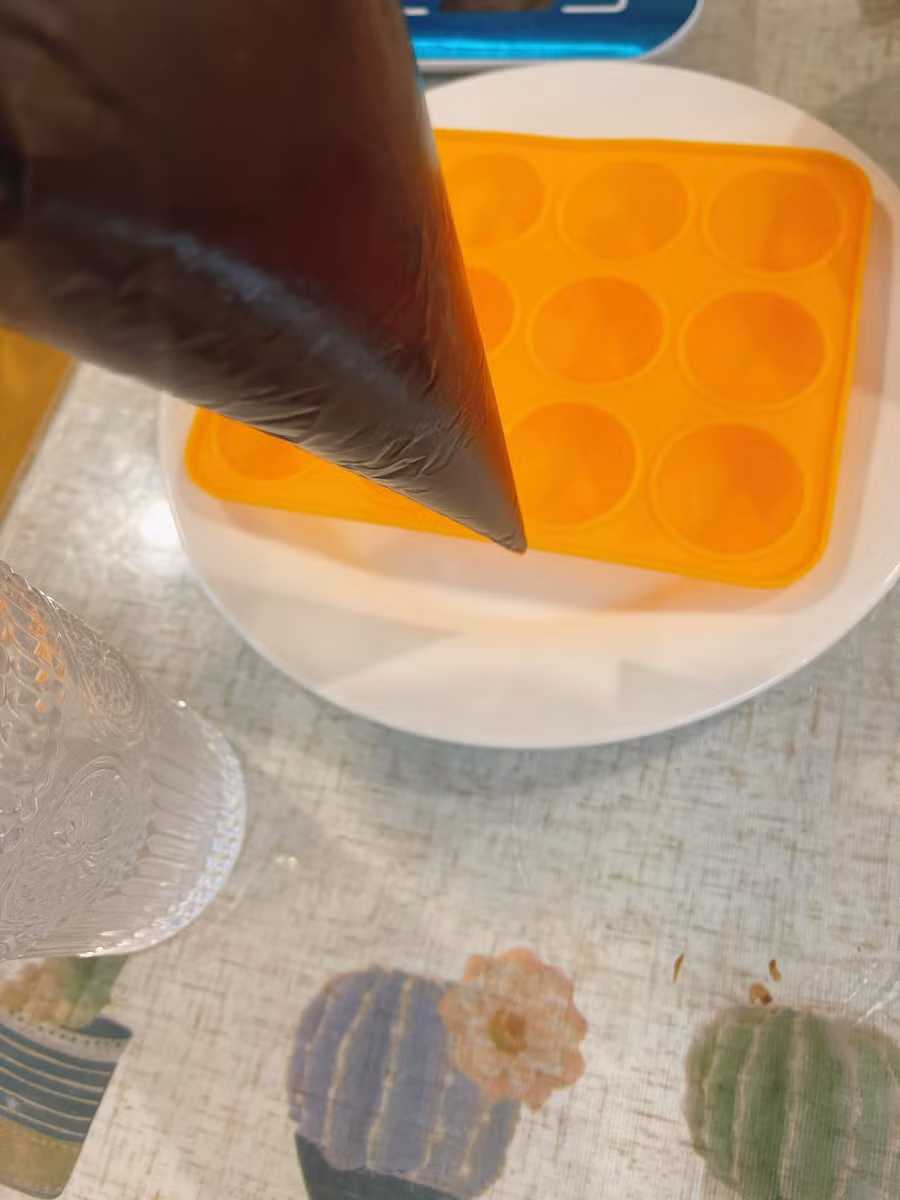 Cho hỗn hợp vào túi bắt kem và bơm vào khuôn bán cầu.