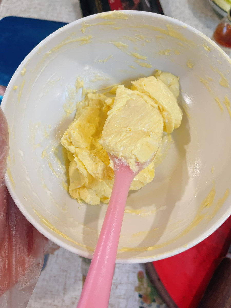 Bơ và whipping cream trộn đều cho hoà quyện. Bơ và whipping cream trộn đều cho hoà quyện.