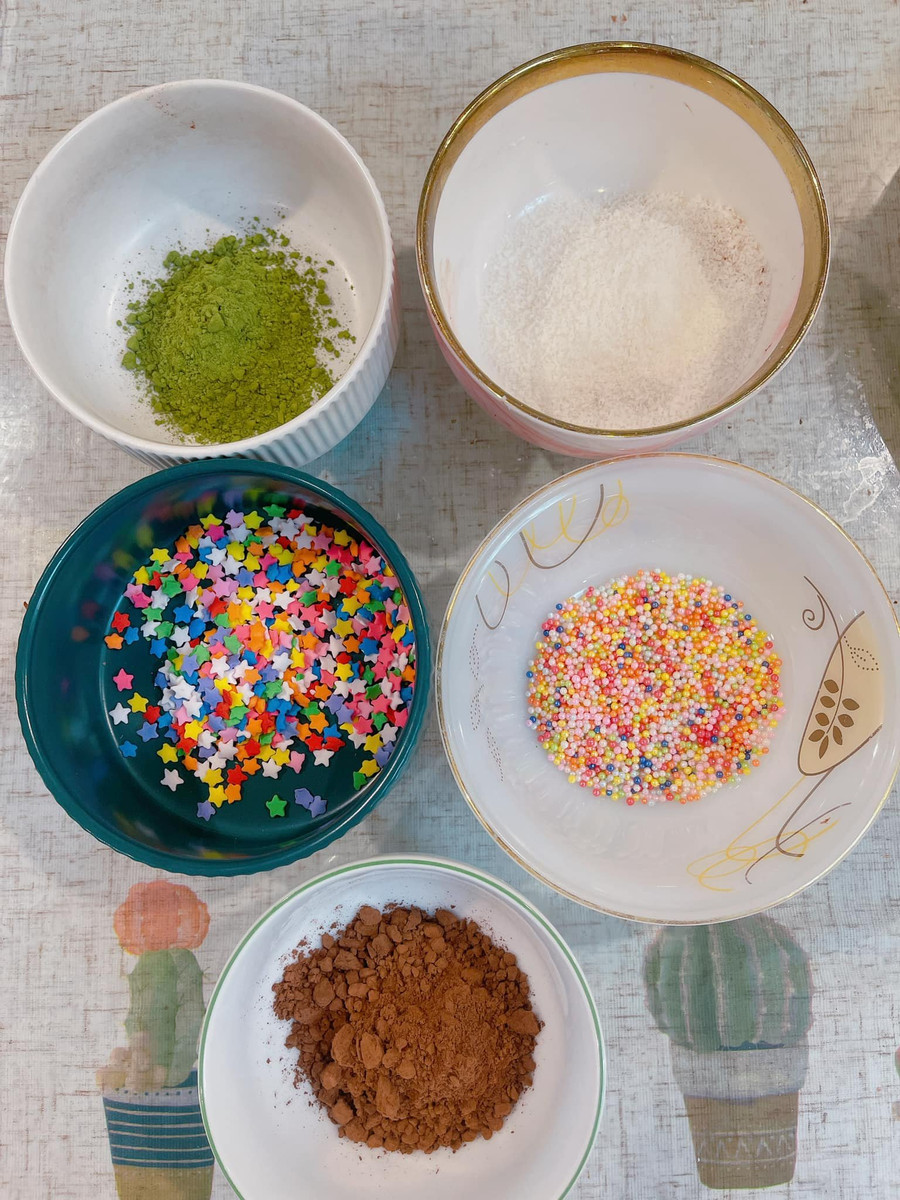 Lăn socola qua những thực phẩm trang trí này. Lăn socola qua những thực phẩm trang trí này.