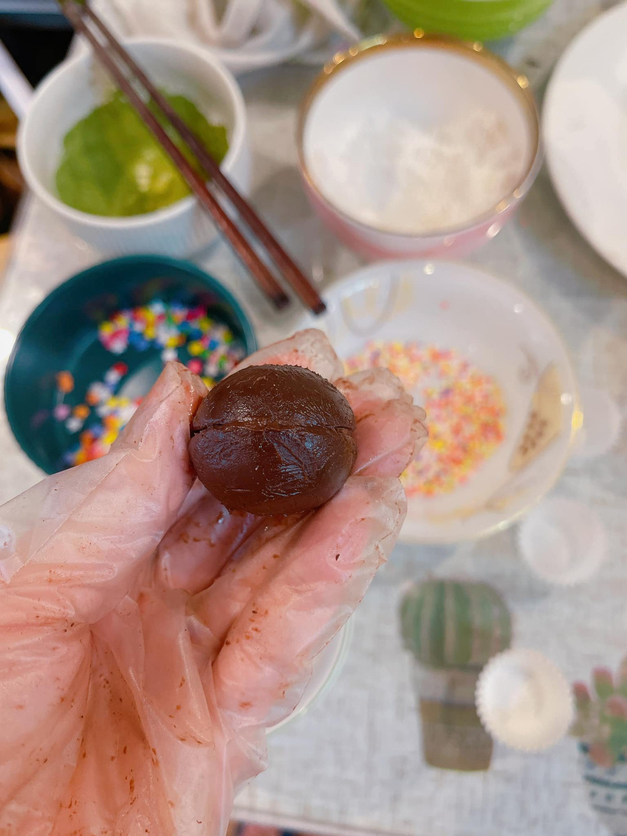 Ghép 2 viên bán cầu lại và nhấn, vo nhẹ cho chúng dính chặt vào nhau. Ghép 2 viên bán cầu lại và nhấn, vo nhẹ cho chúng dính chặt vào nhau.