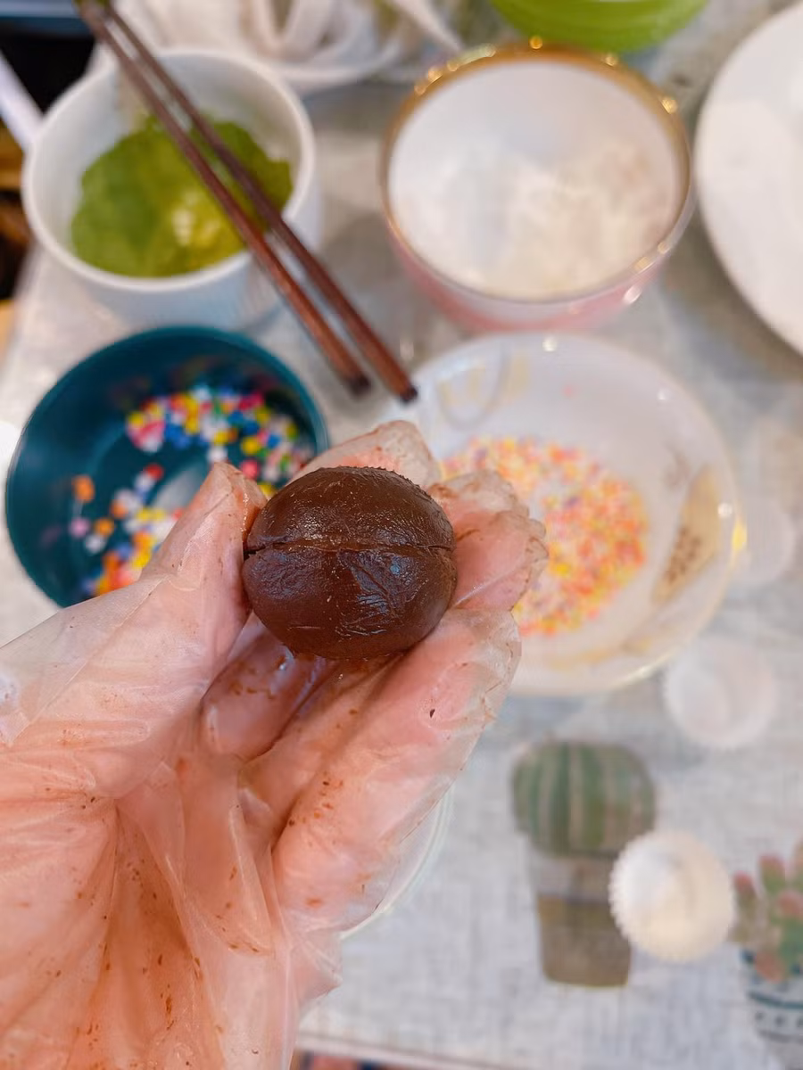 Ghép 2 viên bán cầu lại và nhấn, vo nhẹ cho chúng dính chặt vào nhau.